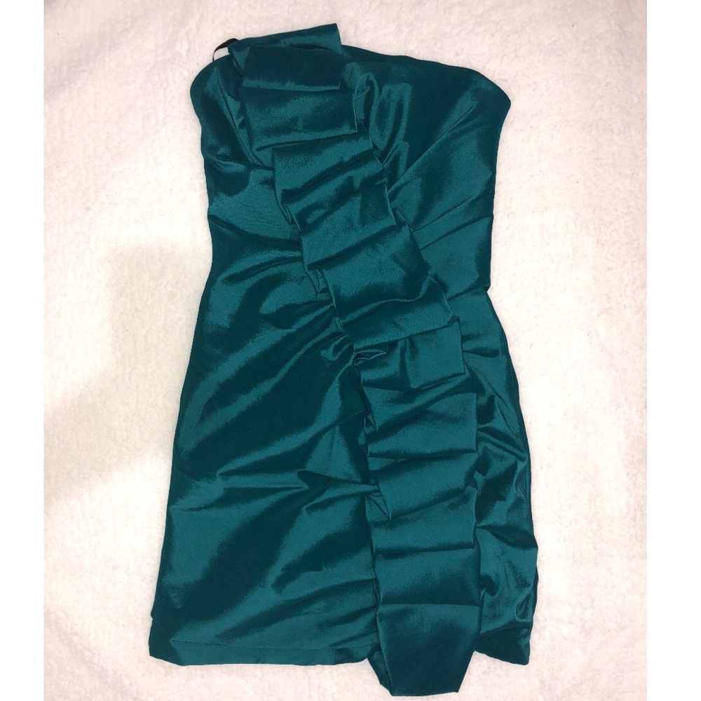 • EMERALD GREEN EVENING DRESS •